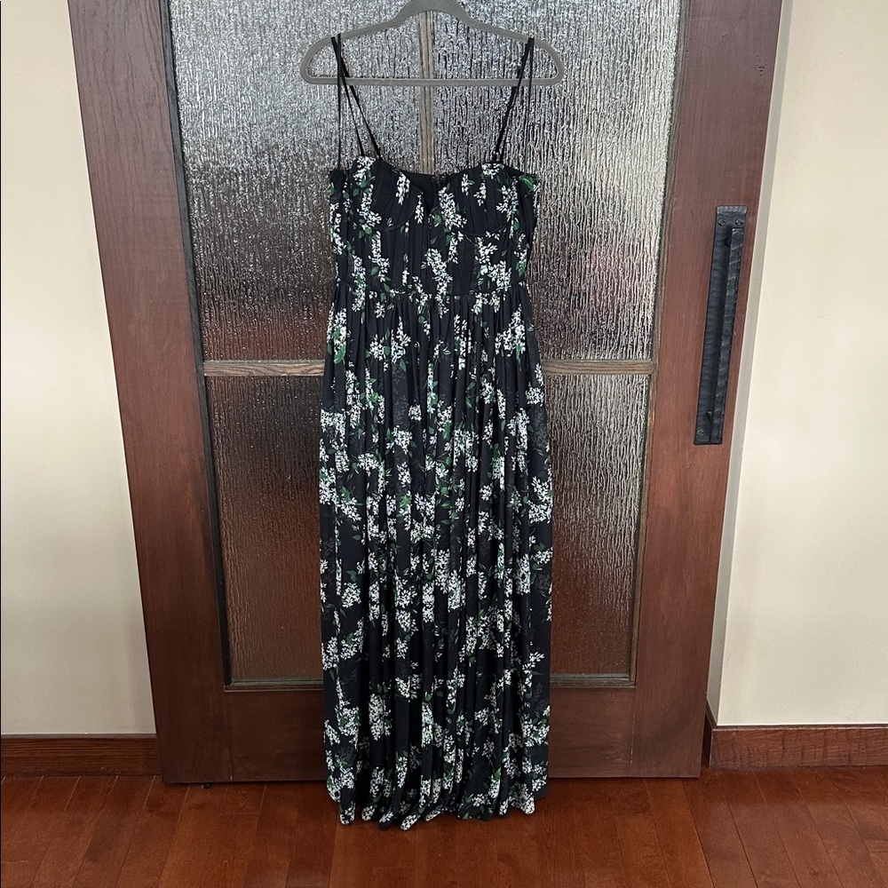 Sau Lee
Georgina size 8 long black floral spaghetti strap special occasion gown. - Picture 6 of 17